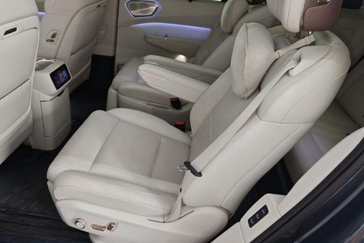 Used Lynk & Co 900 2025 2.0T Ultra Left Rear Seat