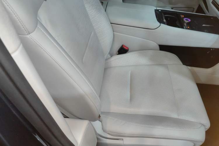 Used Lynk & Co 900 2025 2.0T Ultra Right Front Seat