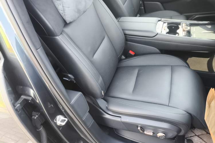 Used Lynk & Co 900 2025 2.0T Ultra Right Front Seat