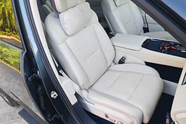Used Lynk & Co 900 2025 2.0T Ultra Right Front Seat