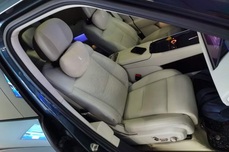 Used Lynk & Co 900 2025 2.0T Ultra Right Front Seat