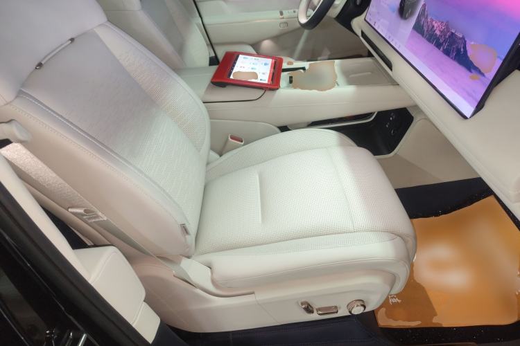 Used Lynk & Co 900 2025 2.0T Ultra Right Front Seat