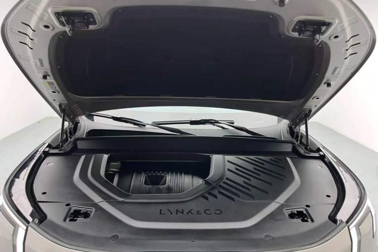 Used Lynk & Co 900 2025 2.0T Ultra Engine Bay