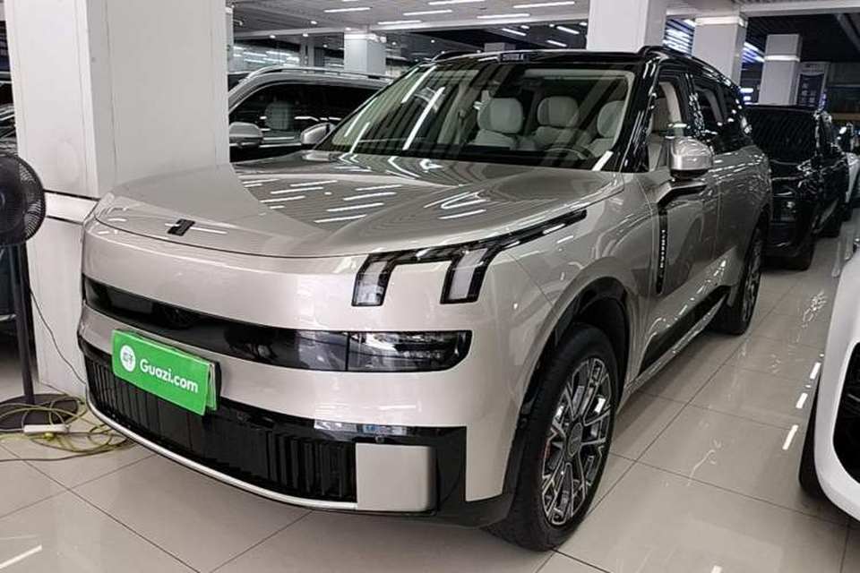 Lynk & Co 900 2025
