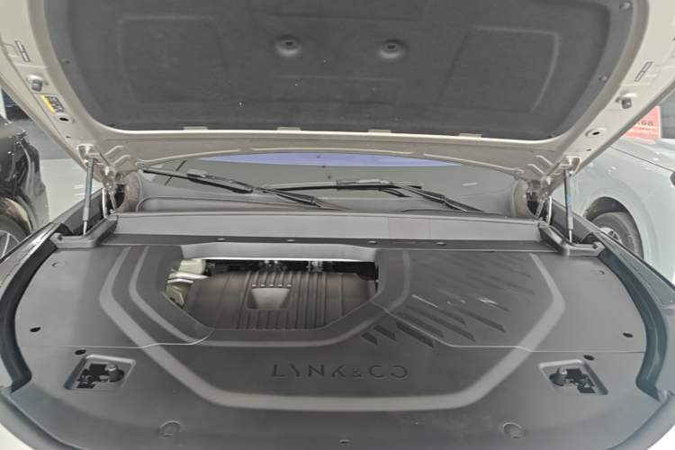 Used Lynk & Co 900 2025 2.0T Exploration Edition Engine Bay