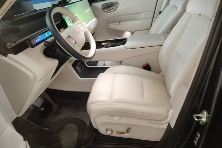 Used Lynk & Co 900 2025 2.0T Ultra Left Front Seat