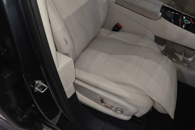 Used Lynk & Co 900 2025 2.0T Exploration Edition Right Front Seat