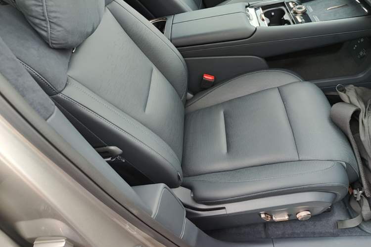 Used Lynk & Co 900 2025 2.0T Ultra Right Front Seat