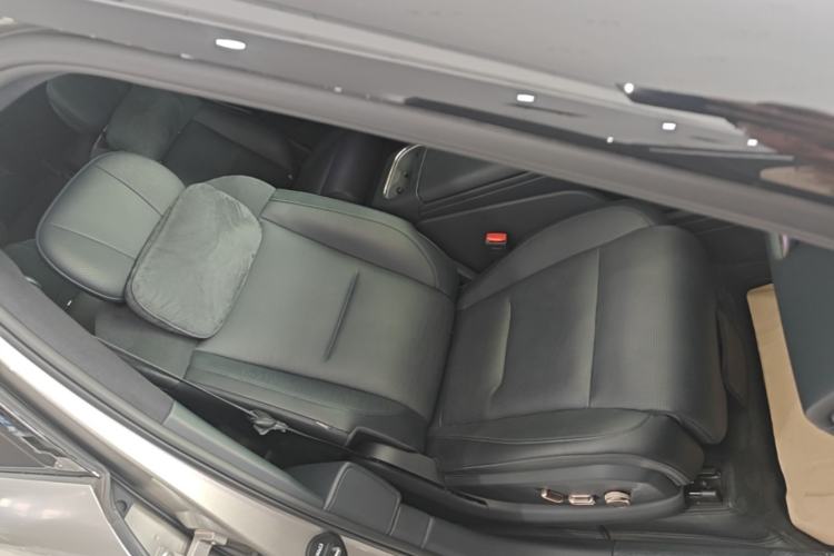 Used Lynk & Co 900 2025 2.0T Exploration Edition Right Front Seat