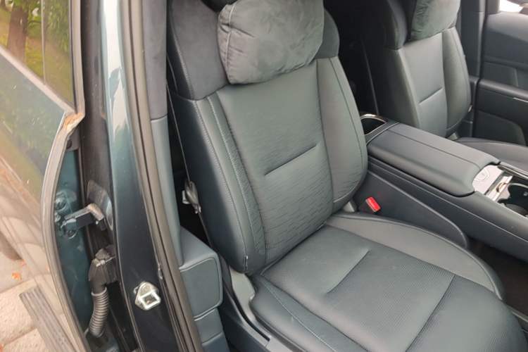 Used Lynk & Co 900 2025 2.0T Ultra Right Front Seat