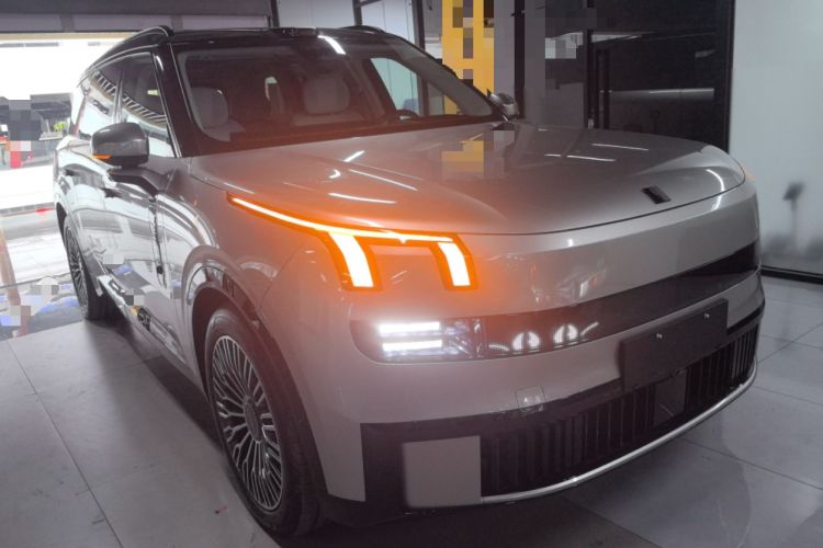 Used Lynk & Co 900 2025 2.0T Exploration Edition Front Right 45 Deg