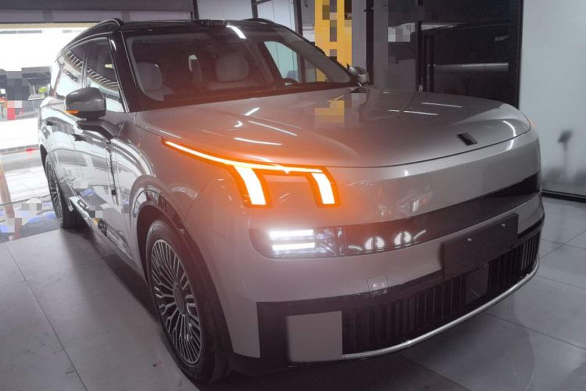 Used Lynk & Co 900 2025 2.0T Exploration Edition Front Right 45 Deg