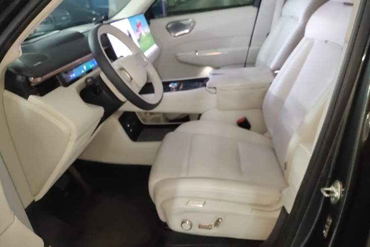 Used Lynk & Co 900 2025 2.0T Ultra Left Front Seat