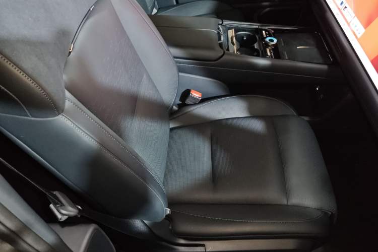 Used Lynk & Co 900 2025 2.0T Ultra Right Front Seat