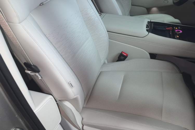 Used Lynk & Co 900 2025 2.0T Exploration Edition Right Front Seat