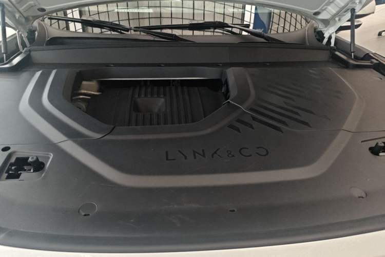 Used Lynk & Co 900 2025 2.0T Ultra Engine Bay