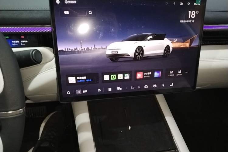 Used Lynk & Co 10 EM-P 2025 Facelifted Model 240 All-Wheel Drive Ultra Audio And AC Panel