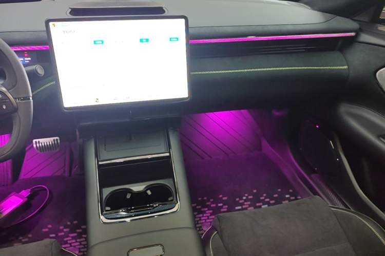 Used Lynk & Co 10 EM-P 2025 Model 240 All-Wheel Drive Ultra—Sport Edition Audio And AC Panel