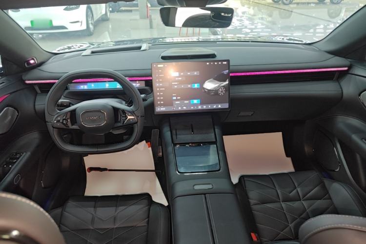 Used Lynk & Co 10 EM-P 2025 Facelifted Model 240 All-Wheel Drive Ultra Center Console