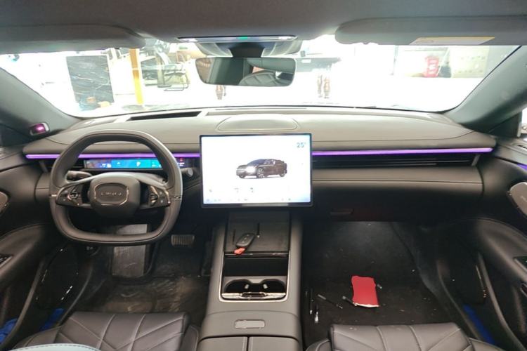 Used Lynk & Co 10 EM-P 2025 Model 240 Four-Wheel Drive Ultra Center Console
