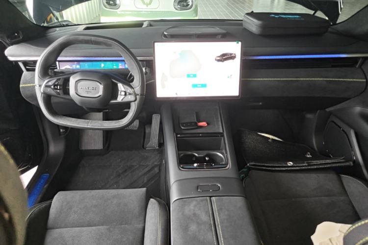 Used Lynk & Co 10 EM-P 2025 Model 240 All-Wheel Drive Ultra—Sport Edition Center Console