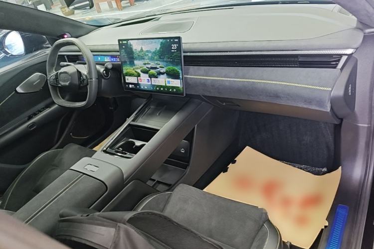 Used Lynk & Co 10 EM-P 2025 Model 240 All-Wheel Drive Ultra—Sport Edition Center Console