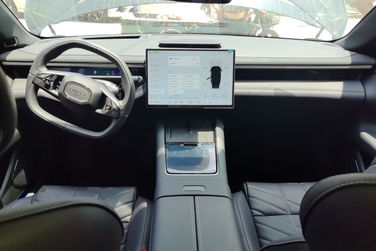 Used Lynk & Co 10 EM-P 2025 Facelifted Model 240 All-Wheel Drive Ultra Center Console