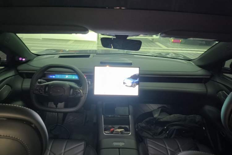 Used Lynk & Co 10 EM-P 2025 Facelifted Model 240 All-Wheel Drive Ultra Center Console