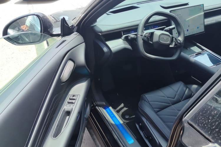 Used Lynk & Co 10 EM-P 2025 Facelifted Model 240 All-Wheel Drive Ultra Driver Seat