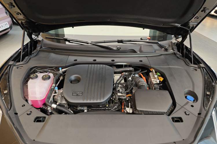 Used Lynk & Co 10 EM-P 2025 Model 240 Four-Wheel Drive Ultra Engine Bay