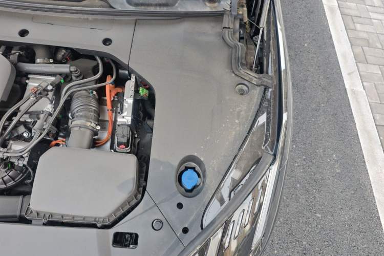 Used Lynk & Co 10 EM-P 2025 Model 120 Four-Wheel Drive Ultra Engine Bay Left