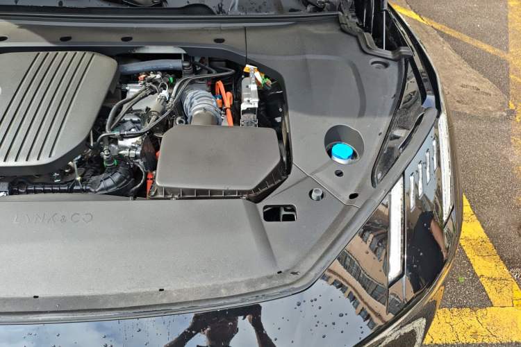 Used Lynk & Co 10 EM-P 2025 Model 240 Four-Wheel Drive Ultra Engine Bay Left
