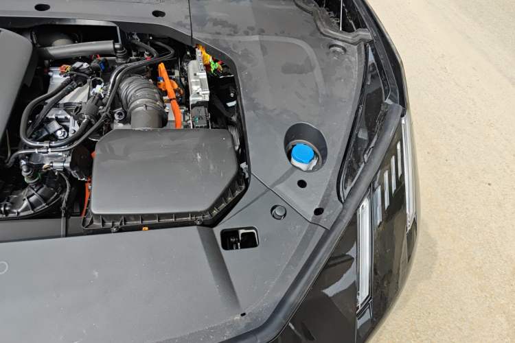 Used Lynk & Co 10 EM-P 2025 Model 240 Four-Wheel Drive Ultra Engine Bay Left