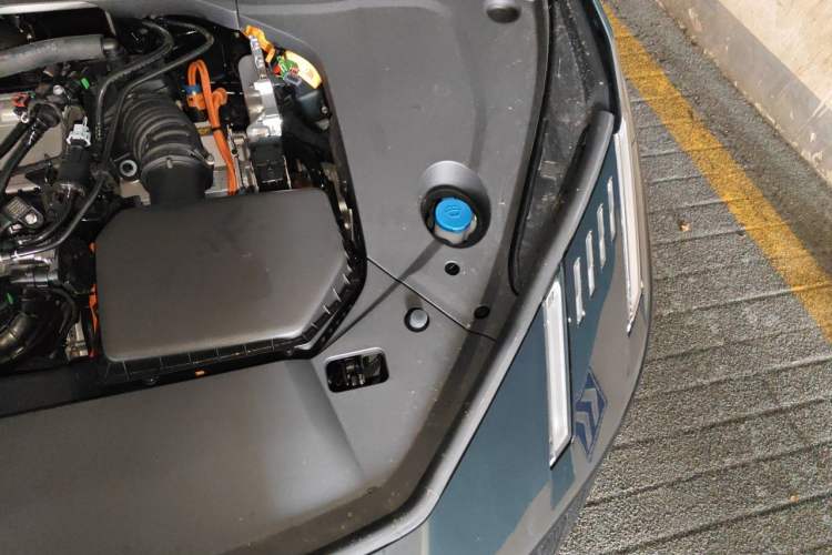 Used Lynk & Co 10 EM-P 2025 Facelifted Model 120 All-Wheel Drive Ultra Engine Bay Left