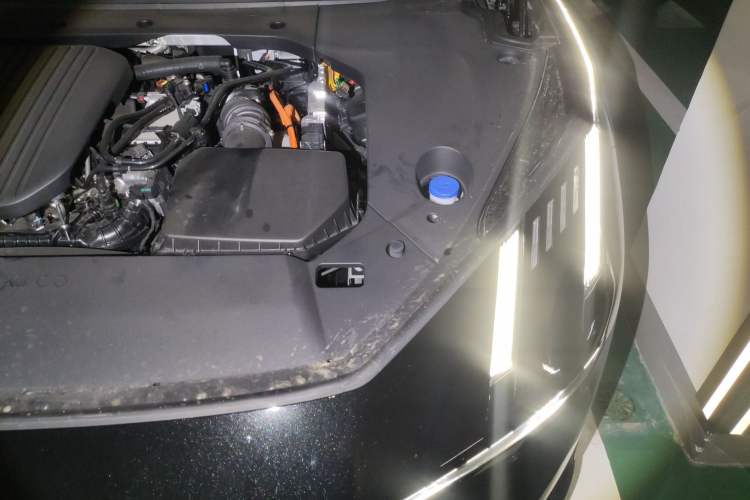 Used Lynk & Co 10 EM-P 2025 Model 240 All-Wheel Drive Ultra—Sport Edition Engine Bay Left