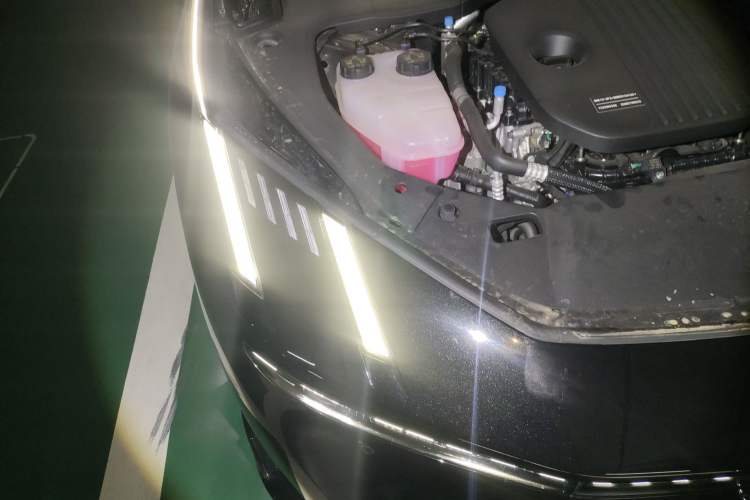 Used Lynk & Co 10 EM-P 2025 Model 240 All-Wheel Drive Ultra—Sport Edition Engine Bay Right