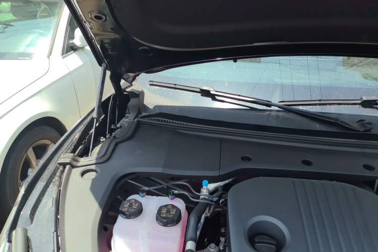 Used Lynk & Co 10 EM-P 2025 Facelifted Model 240 All-Wheel Drive Ultra Engine Bay Right
