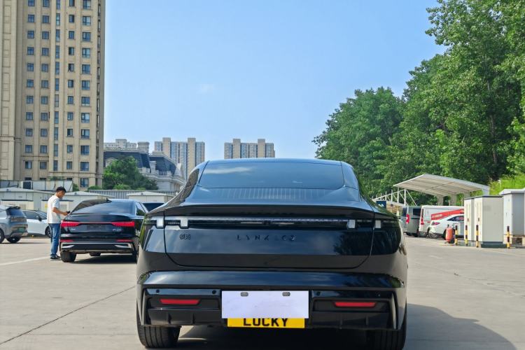 Used Lynk & Co 10 EM-P 2025 Facelifted Model 120 All-Wheel Drive Ultra Exterior 4