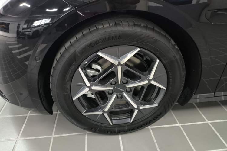 Used Lynk & Co 10 EM-P 2025 Facelifted Model 240 All-Wheel Drive Ultra Exterior 4