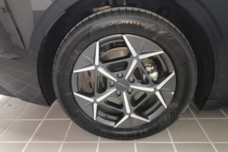 Used Lynk & Co 10 EM-P 2025 Facelifted Model 240 All-Wheel Drive Ultra Exterior 5