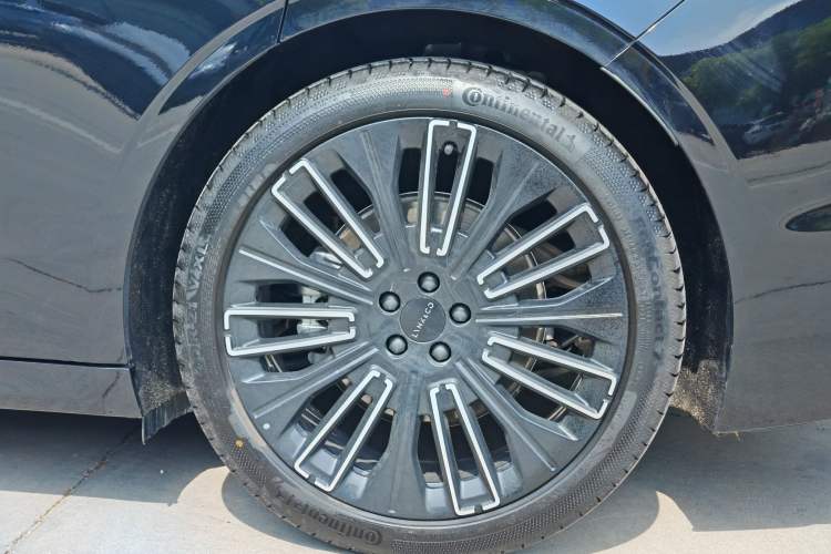Used Lynk & Co 10 EM-P 2025 Facelifted Model 120 All-Wheel Drive Ultra Exterior 7