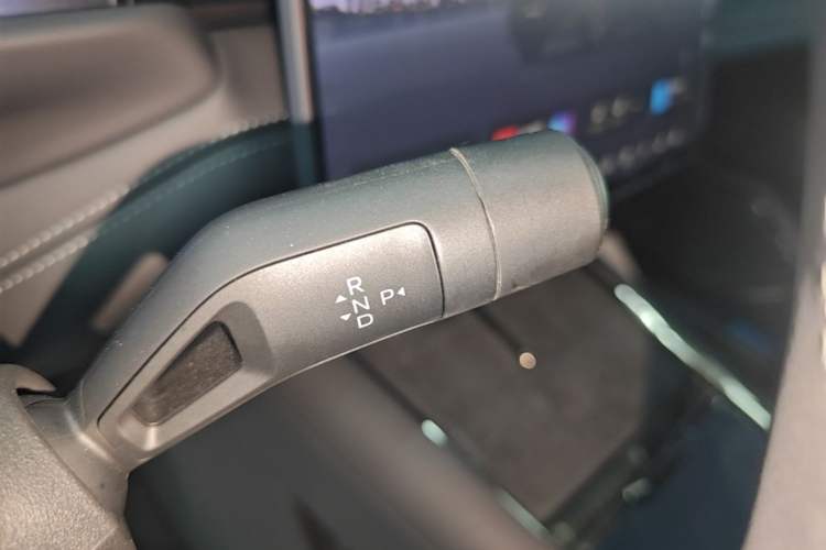 Used Lynk & Co 10 EM-P 2025 Facelifted Model 240 All-Wheel Drive Ultra Gear Lever