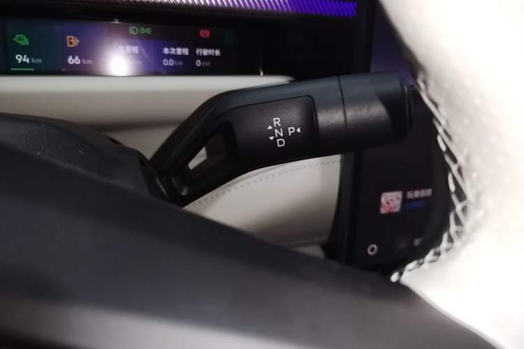 Used Lynk & Co 10 EM-P 2025 Facelifted Model 240 All-Wheel Drive Ultra Gear Lever