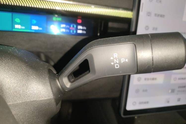Used Lynk & Co 10 EM-P 2025 Model 240 All-Wheel Drive Ultra—Sport Edition Gear Lever