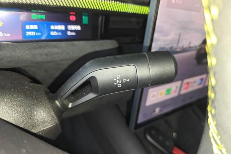 Used Lynk & Co 10 EM-P 2025 Model 240 All-Wheel Drive Ultra—Sport Edition Gear Lever