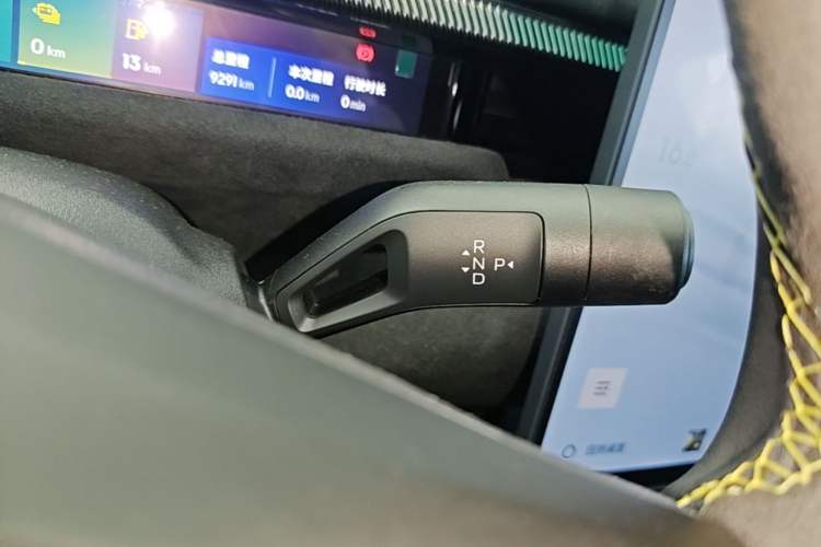 Used Lynk & Co 10 EM-P 2025 Model 240 All-Wheel Drive Ultra—Sport Edition Gear Lever