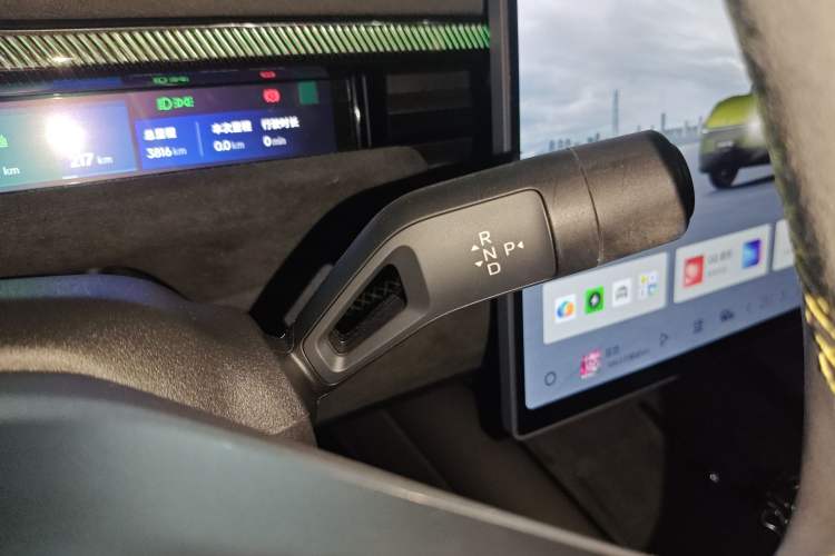 Used Lynk & Co 10 EM-P 2025 Model 240 All-Wheel Drive Ultra—Sport Edition Gear Lever