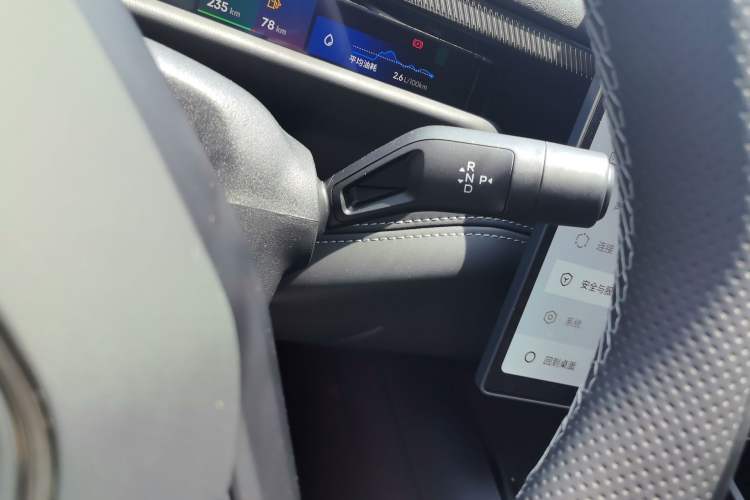 Used Lynk & Co 10 EM-P 2025 Facelifted Model 240 All-Wheel Drive Ultra Gear Lever