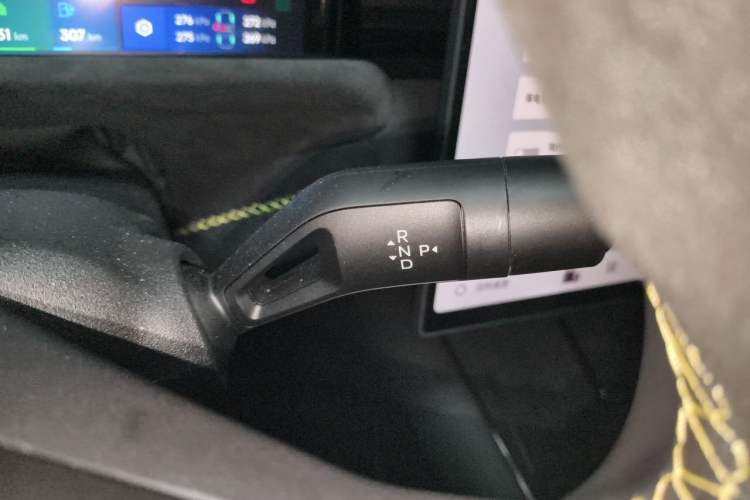 Used Lynk & Co 10 EM-P 2025 Model 240 All-Wheel Drive Ultra—Sport Edition Gear Lever