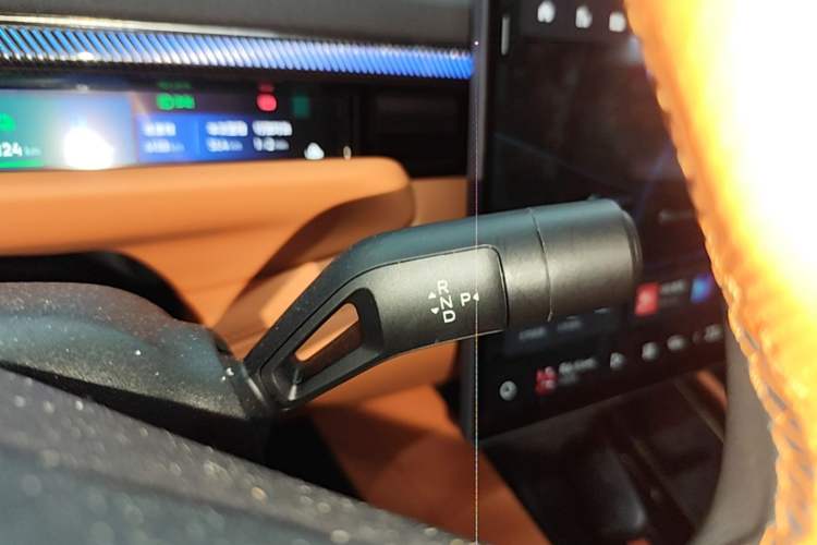 Used Lynk & Co 10 EM-P 2025 Facelifted Model 240 All-Wheel Drive Ultra Gear Lever